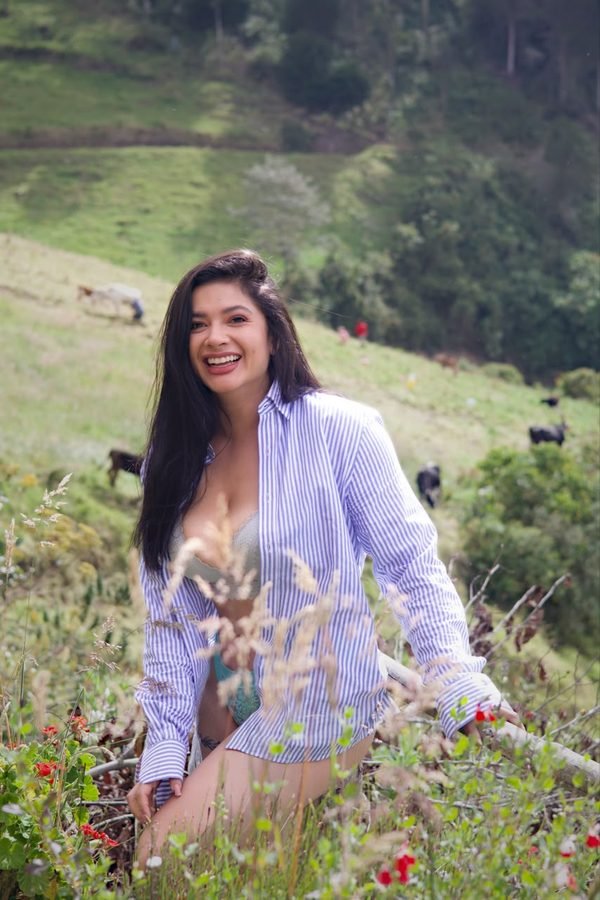 Anita Bikava sonriendo en el campo